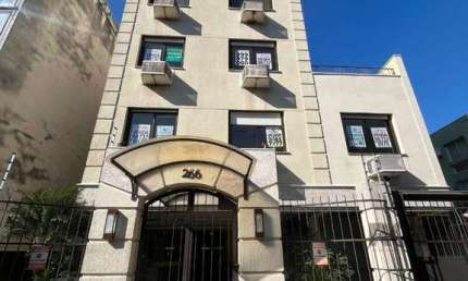 Apartamento de três quartos, suíte, churrasqueira e duas vagas de garagem (box duplo) no bairro Auxiliadora em Porto Alegre.