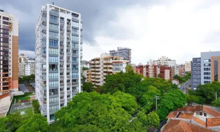 Apartamento de 2 quartos, suíte e 2 vagas de garagem no bairro Menino Deus
