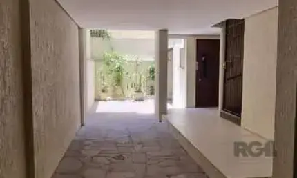 Apartamento de dois quartos e uma vaga de garagem no bairro Independência em Porto Alegre