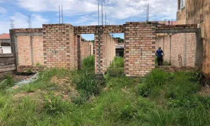 Terreno de 11x35 com projeto aprovado para duas casas de 167m2 com 3 dormitórios, amplo patio na frente e nos fundos.