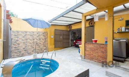 Sobrado, 3 quartos, 2 banheiros, pátio, 2 vagas, piscina - Bairro Vila Nova