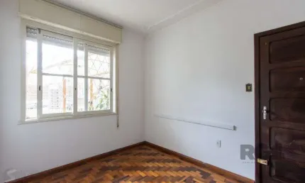 Apartamento térreo, com pátio, 2 quartos - Bairro Menino Deus