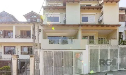 Sobrado no bairro Tristeza com 3 dormitórios sendo 1 suíte e s vagas
