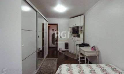 Casa para Venda - 280m², 3 dormitórios, 2 vagas - Petrópolis