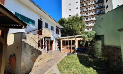 Casa para Venda - 250m², 4 dormitórios, sendo 1 suites, 4 vagas - Centro