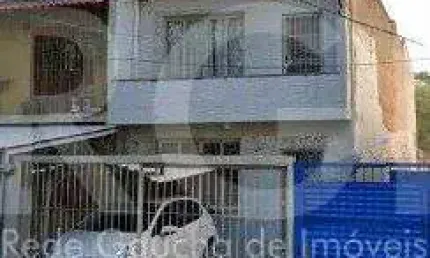 Casa com 4 quartos, 4 banheiros e amplo pátio no miolo do bairro Cidade Baixa!