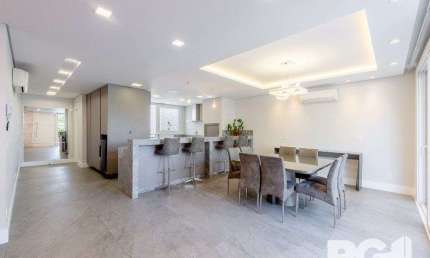 Espetacular casa nova à venda no bairro Três Figueiras! 3 suítes, 3 vagas, Generoso espaço gourmet com vista para a varanda, bem ensolarado.