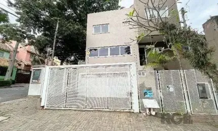 Casa em Porto Alegre, no bairro Tristeza, com 3 dormitório(s), e 3 banheiros, à venda.
