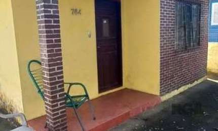 Oportunidade na zona sul, terreno com duas casas, 03 dormitórios e cozinha com churrasqueira.
