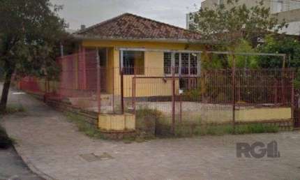 Terreno de esquina com área de 363m² localizado no bairro Vila Ipiranga em porto Alegre/RS.