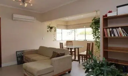 Vende-se apartamento 2 dorm c/ suite, living com sacada c/ churrasuqiera, vaga coberta - 93m² - Mont Serrat