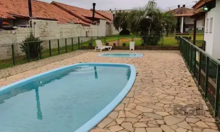 Casa com 2 dormitórios em condomínio fechado em Canoias