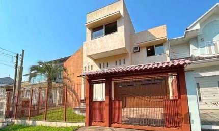 Casa em Porto Alegre, no bairro Nonoai, com 4 dormitório(s), à venda.