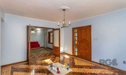 Casa 216m² - 4 dormitórios, 5 vagas no bairro Partenon