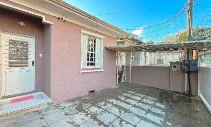 Casa em Porto Alegre, no bairro Medianeira, com 3 dormitório(s), e 3 banheiros, à venda.