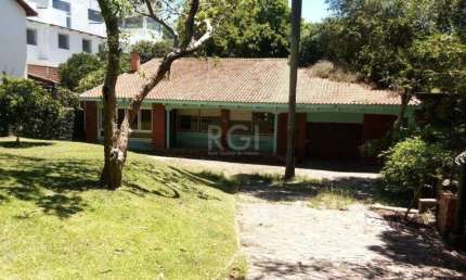 Casa para Venda - 244m², 2 dormitórios, 4 vagas - Teresópolis