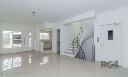 Excelente casa em condomínio de 251m² com 3 suítes e elevador!