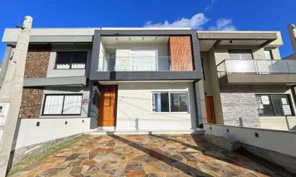 Casa em Porto Alegre, no bairro Hípica, com 3 dormitório(s), e 3 banheiros, à venda.
