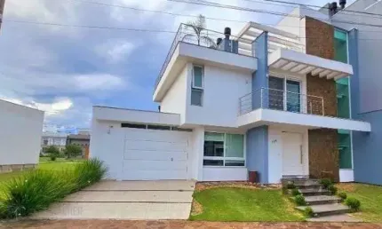 Casa em Porto Alegre, no bairro Hípica, com 3 dormitório(s), e 3 banheiros, à venda.