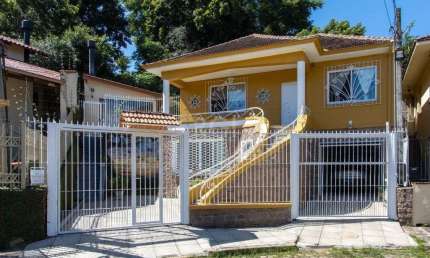 Sobrado à venda no Bairro Medianeira, reformado, 3 quartos, lareira, churrasqueira, 3 vagas
