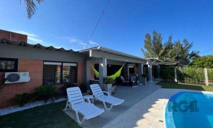 Casa avulsa em Atlântida, totalmente reformada, com 5 dormitórios , duas suítes, pátio arborizado com piscina e churrasqueira.