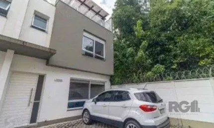 Casa impecável e mobiliada, com 3 niveis, possui 3 dormitórios sendo 1 suíte, 4 banheiros