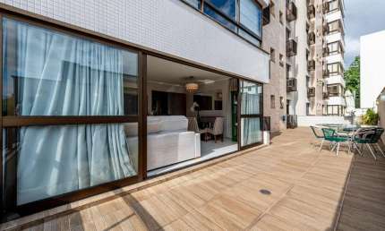 Apartamento garden com 2 suítes, pátio amplo e 2 vagas em localização valorizada