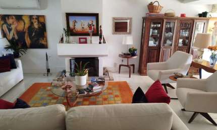 Venda casa em condomínio semi-novo com 330 metros quadrados privativos, 3 suítes, sendo 2 imensas e uma delas com lareira, lavabo, churrasqueira, terraço, piscina