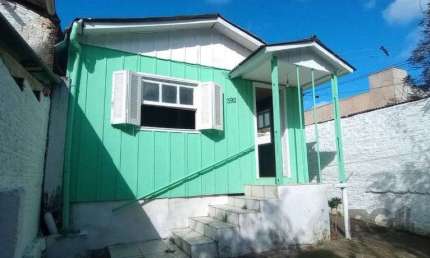 Casa térrea de 2 quartos, sala, cozinha, banheiro social e pátio.