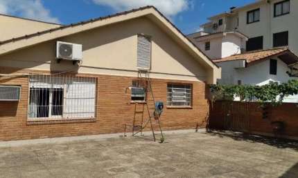 Casa com pátio e 3 dormitórios no Bairro Jardim Itu.