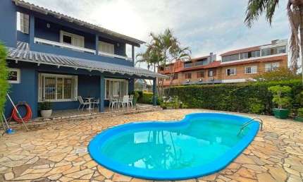 Casa de esquina com 285m², 3 dormitórios, sendo 1 suites, 4 vagas - amplo pátio com piscina, Residencial Bahamas