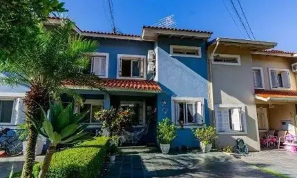 Casa sobrado em condomínio fechado na Vila Nova de 3 dormitórios e 2 vagas