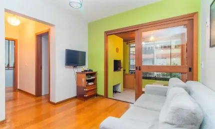 Vende-se apartamento com 2 quartos, 1 vaga e sacada com churrasqueira - bela vista