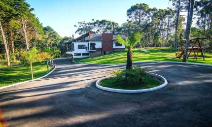 Casa Alto Padrão localizada a 5 quilômetros do centro de Canela, em meio a natureza com 16,600² em localização privilegiada e valorizada..