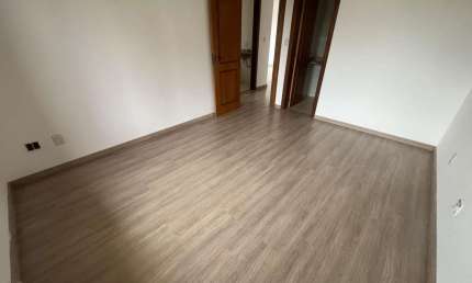 Apartamento de dois quartos, suíte e uma vaga de garagem no bairro Menino Deus