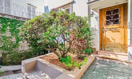 Casa impecável na Lopo Gonçalves com 4 dormitórios, garagem e pátio amplo