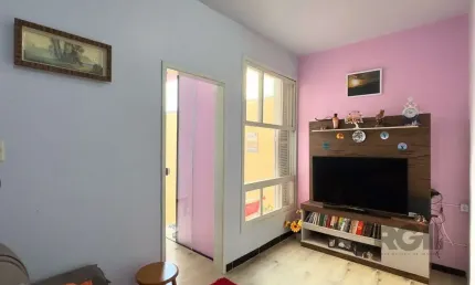 APARTAMENTO 1 DORMITÓRIO COM PÁTIO, DE FRENTE, PRÓXIMO À ORLA DO GUAÍBA NO CENTRO HISTÓRICO