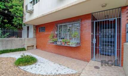Apartamento no Petrópolis de 2 dormitórios e dependência