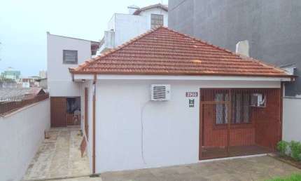 Casa no bairro Higienópolis de 3 dormitórios 3 vagas DESOCUPADA