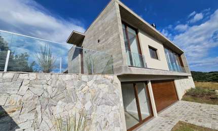 Casa de condomínio, 3 dormitórios, 3 suítes, 2 vagas de garagem.