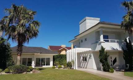 Casa para Comprar no Condado de Capão com 5 suítes.