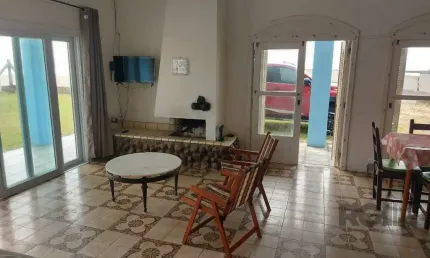 EXCELENTE CASA COM CINCO QUARTOS EM DOIS TERRENOS ESCRITURADOS À BEIRA MAR EM MARILUZ/IMBÉ
