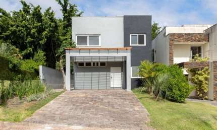 Casa em condomínio no Terra Ville .Esta casa de alto padrão, dispõe de 4 suítes