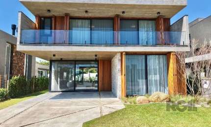 sobrado de luxo está à venda em um exclusivo condomínio à beira-mar