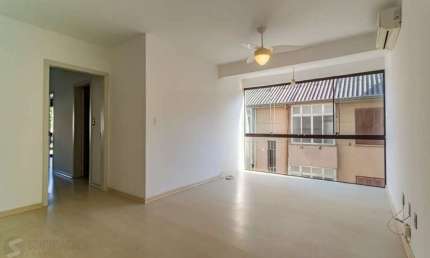 Apartamento com 3 dormitórios e 1 vaga de garagem no bairro Azenha.