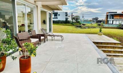 Casa para Comprar com 3 Suítes em Lote Molhado no Península Ponta da Figueira