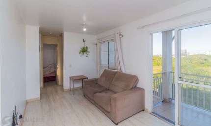 Apartamento com 2 dormitórios e 1 vaga de garagem no Bairro Humaitá