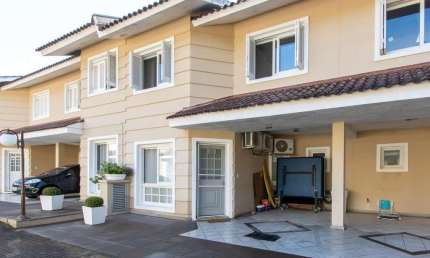 Casa em condomínio, com 3 quartos, com suíte, 2 vagas cobertas, churrasqueira, no Bairro Nonoai.