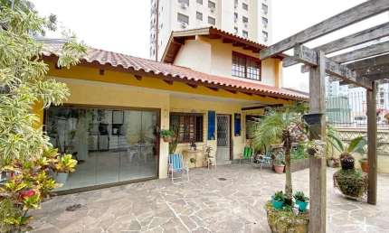 Casa térrea com edícula e salão de festas próximo ao Iguatemi