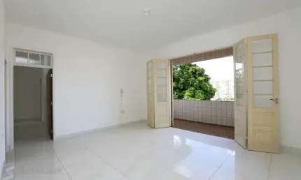3 dormitórios com 94 privativos com sacada, sol leste, possui 1 vaga